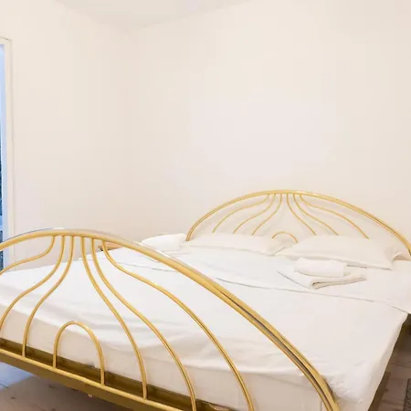 Casuta Din 3* בראשוב